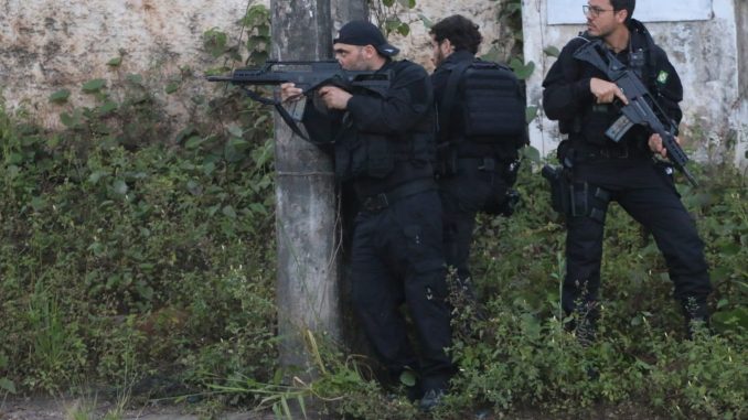 Criminoso que atirou contra policiais foi preso em junho e já estava em liberdade Vitor Eduardo Santos Dantas respondia aos crimes de tráfico de drogas e porte ilegal de arma de fogo. Com ele foi apreendida uma submetralhadora.