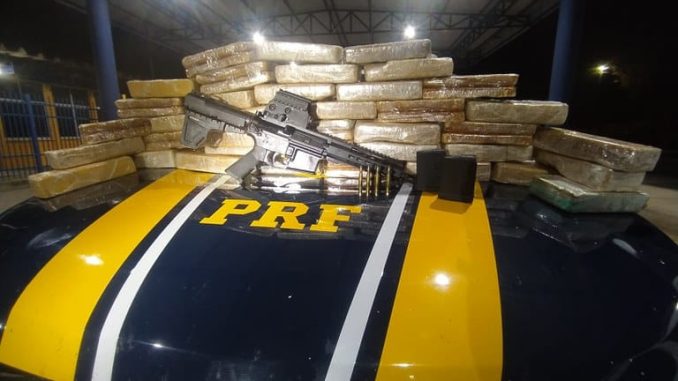 Fuzil e quase 40 kg de cocaína são apreendidos pela PRF