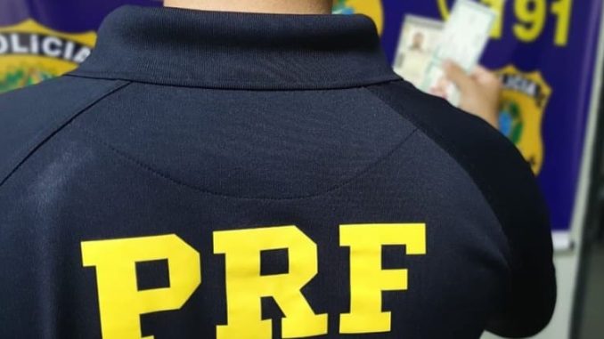 Morador de Simões Filho é preso com RG falso Ele disse aos policiais que resolveu fazer a falsa identidade na tentativa de esconder a verdadeira idade e assim poder ter chances na aprovação no teste para jogador profissional.