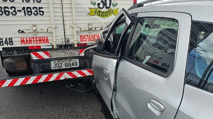 Com o criminoso foram apreendidos uma pistola calibre 9mm, carregador e munições.