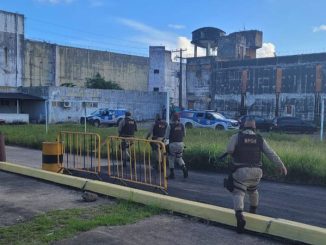 Policiais Militares e agentes penitenciários "caçam" os presos no entorno do presídio, na Avenida Gal Costa