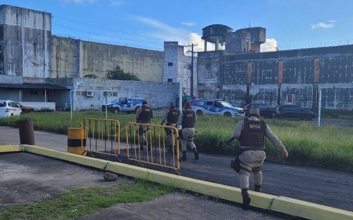 Policiais Militares e agentes penitenciários "caçam" os presos no entorno do presídio, na Avenida Gal Costa
