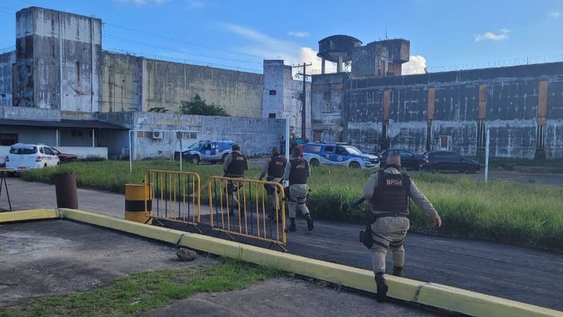 Policiais Militares e agentes penitenciários "caçam" os presos no entorno do presídio, na Avenida Gal Costa