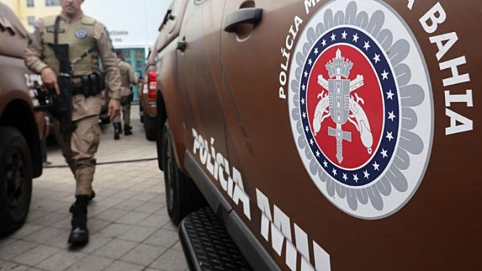 A Polícia Militar diz que os dois homens foram socorridos e levados para um hospital, onde morreram