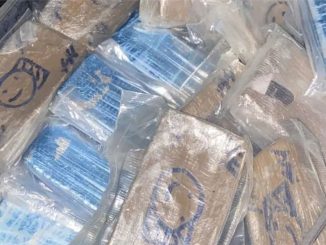 Divididas em tabletes, porções de crack e cocaína foram achadas durante abordagem em Riachão do Jacuípe.