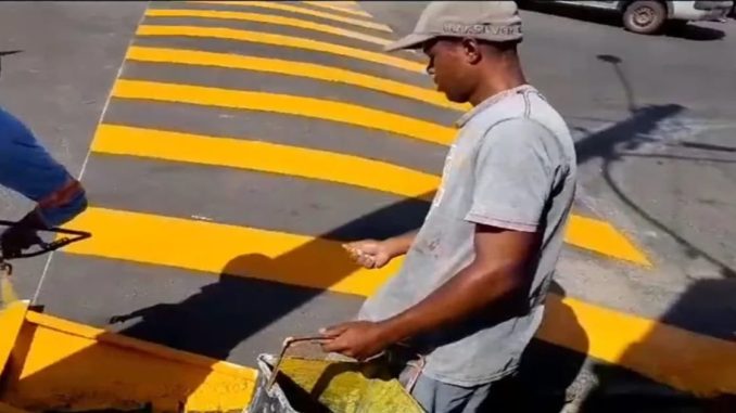 Cabeleireiro usa recurso próprio para sinalizar quebra-molas