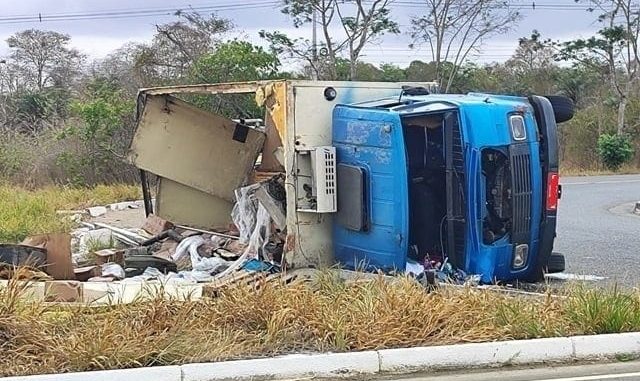 O motorista retornava na BR-116 Norte, sentido centro da cidade, quando o veículo capotou.