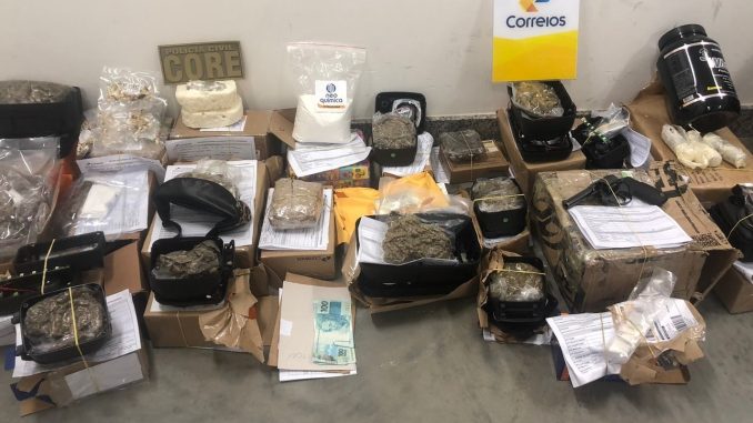 Um revólver calibre 38 e dez notas de R$ 100 falsificadas também foram apreendidas durante a sexta fase da ação