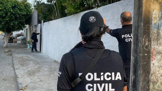 A investigação apontou que o crime foi motivado pelo fato da vítima ter “dado em cima” da companheira de um dos suspeitos