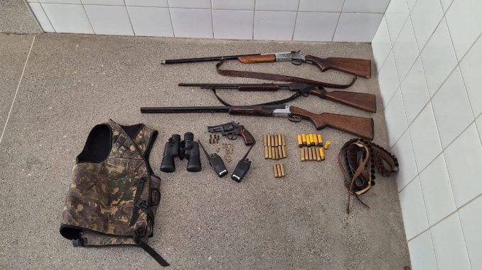 Homem é preso e quatro armas de fogo apreendidas pela Caatinga Ação aconteceu durante rondas realizadas na quarta-feira (15), no povoado de Pau Ferro, município de Jacobina.