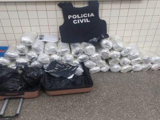 Dezenas de porções da mesma droga, balança, celulares e roupas camufladas também foram encontradas num imóvel utilizado para armazenar entorpecentes