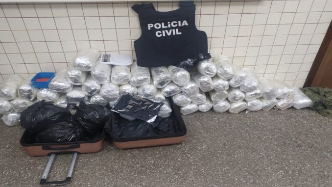 Dezenas de porções da mesma droga, balança, celulares e roupas camufladas também foram encontradas num imóvel utilizado para armazenar entorpecentes