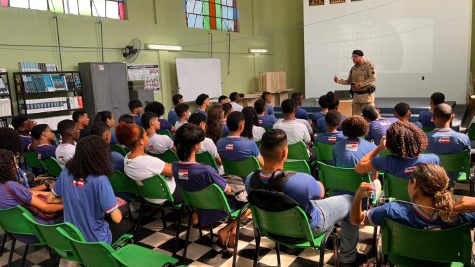 A ação dos Batalhões de Policiamento Escolar e de Proteção à Mulher ocorreu no Colégio Costa e Silva, no bairro da Ribeira, em Salvador.