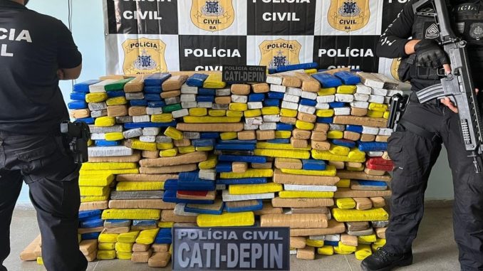 Com base nas investigações da 6ª DTE, equipes da 22ª Coorpin interceptaram um caminhão baú que transportava a droga e prenderam o motorista