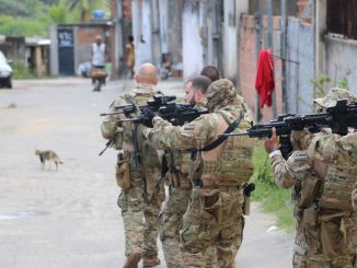 Colchões, roupas, marmitas, calçados, entre outros itens foram destruídos pelos policiais civis.
