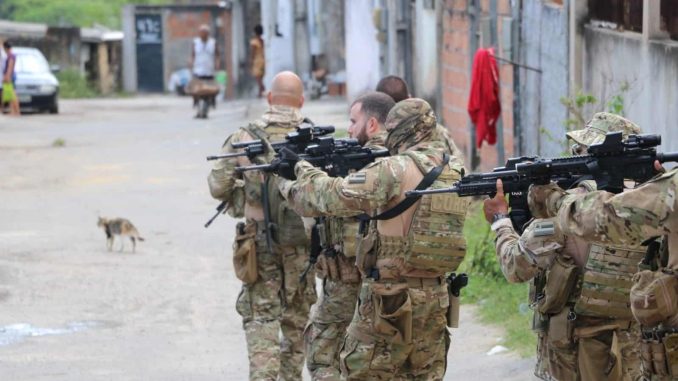 Colchões, roupas, marmitas, calçados, entre outros itens foram destruídos pelos policiais civis.