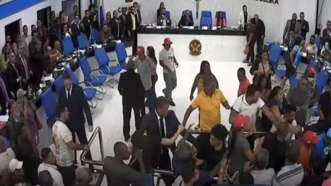 Câmara de Camaçari vira palco de confusão após votação do PDDU