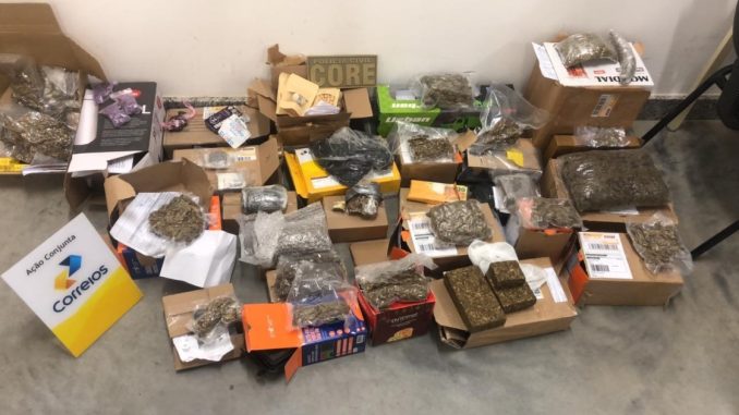 Um simulacro de arma de fogo e 100 notas de R$ 20 falsificadas também foram apreendidas durante a ação