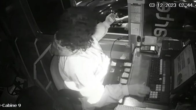 Policial é preso por exibir pênis ao pagar atendente de pedágio