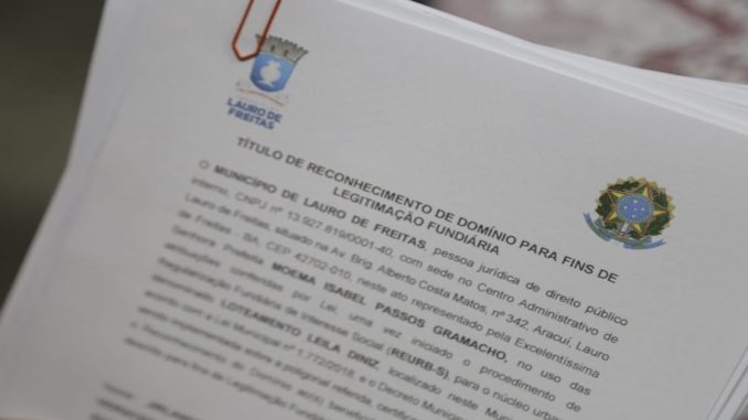 Prefeitura entrega escrituras aos moradores de Lauro de Freitas