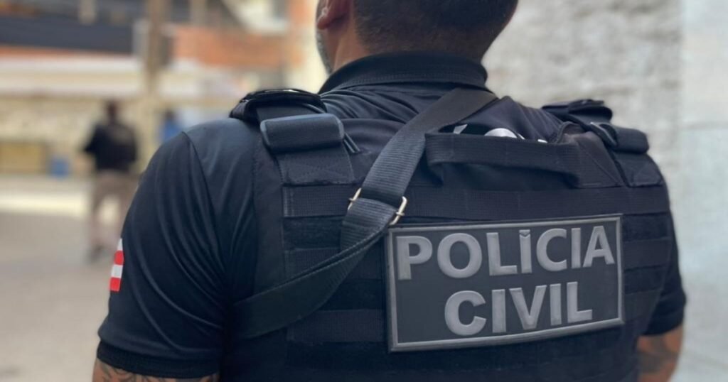Equipe da DT / Condeúba cumpriu mandados de prisão preventiva e de busca e apreensão na casa do autor, no centro da cidade