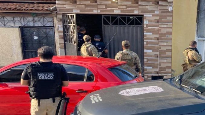 Os mandados estão sendo cumpridos no município de Dias D’Ávila, na Região Metropolitana de Salvador