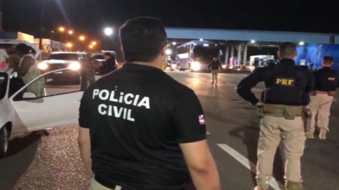 A ação deflagrada pela Polícia Civil tem o objetivo de reprimir a entrada de drogas, armas e outros materiais ilícitos na capital baiana, bem como o cumprimento de mandados de prisão