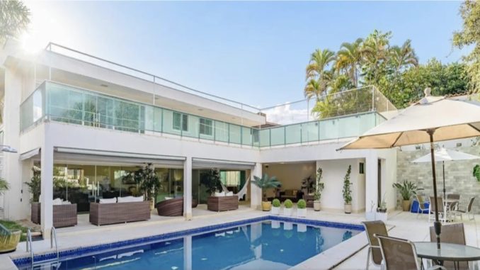 Mansão de R$ 3 mi da ex de Bolsonaro é vendida em Brasília