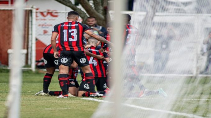 Em jogo eletrizante, Vitória vence o Bahia no Barradão