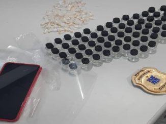 Cento e trinta pedras de crack e 68 tubos de loló foram encontrados com o grupo criminoso que atirou contra a equipe velada