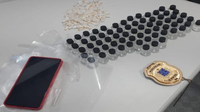 Cento e trinta pedras de crack e 68 tubos de loló foram encontrados com o grupo criminoso que atirou contra a equipe velada