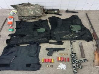 Uma submetralhadora, duas espingardas e três coletes balísticos foram apreendidos pela 10ª CIPM com quatro indivíduos