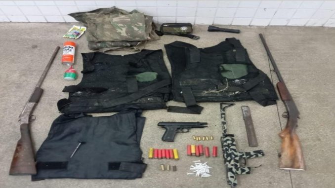 Uma submetralhadora, duas espingardas e três coletes balísticos foram apreendidos pela 10ª CIPM com quatro indivíduos