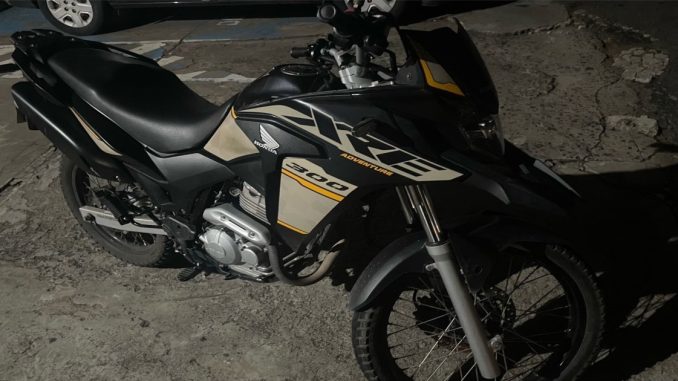 O condutor do veículo foi detido por receptação