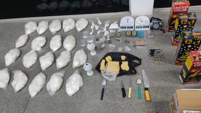 Mulher é presa com arma, drogas e equipamentos do tráfico