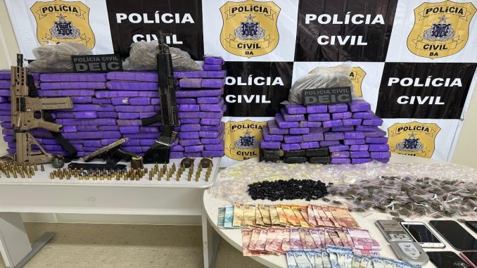 Operação na Valéria apreende fuzis e centenas de porções de drogas Um homem foi preso em flagrante e dois confrontaram com as equipes policiais