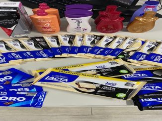 Dezenas de barras de chocolate e produtos de perfumaria foram apreendidos com a dupla, que chegou a ameaçar com uma faca seguranças do estabelecimento