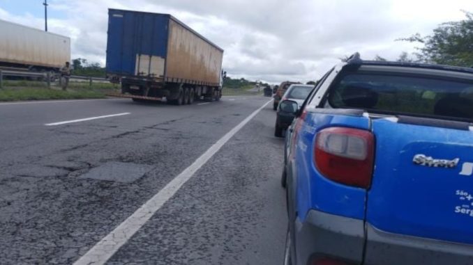 Jovem morre atropelado após descer do veículo