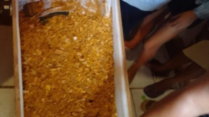 Funerária contratada por prefeitura coloca serragem sobre corpo e familiares ficam revoltados