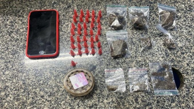 Homem é preso pela PM com drogas em Simões Filho