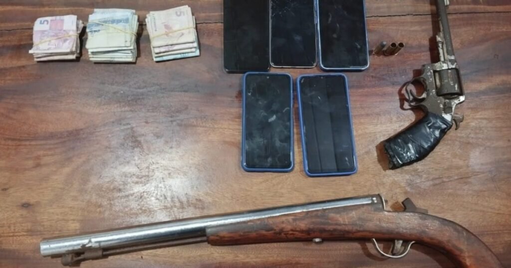 Policiais militares do 16º BPM detiveram um suspeito de um roubo ocorrido na noite de domingo (31) no município de Santaluz.