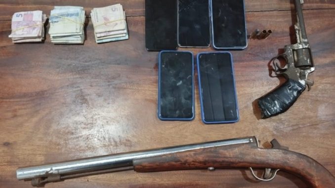 Suspeito de roubo a posto de combustível em Santaluz é preso pela PM Policiais militares do 16º BPM detiveram um suspeito de um roubo ocorrido na noite de domingo (31) no município de Santaluz.