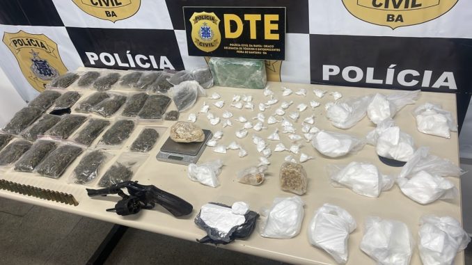 Um dos suspeitos estava com mandados em aberto por homicídio e roubo