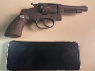 Indivíduo tentou se desfazer do revólver ao arremessá-lo de uma edificação