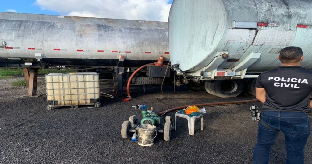 Foram encontrados 595 mil litros dos produtos dentro de caminhões tanques, em Dias d’ Ávila. O material era manipulado de forma clandestina