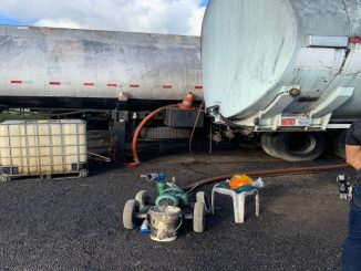 Foram encontrados 595 mil litros dos produtos dentro de caminhões tanques, em Dias d’ Ávila. O material era manipulado de forma clandestina