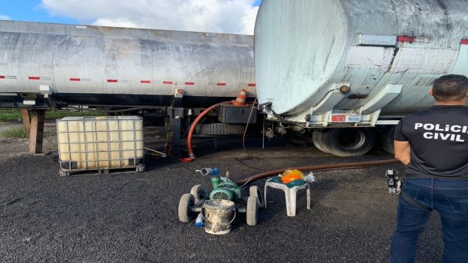 Foram encontrados 595 mil litros dos produtos dentro de caminhões tanques, em Dias d’ Ávila. O material era manipulado de forma clandestina