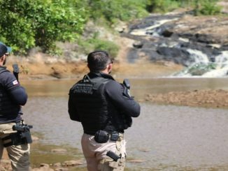Armas, munições, drogas, balanças e roupas camufladas foram encontradas nesta quarta-feira (15).