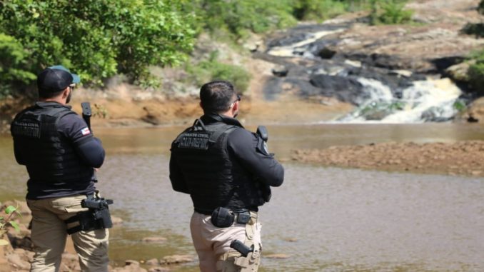 Armas, munições, drogas, balanças e roupas camufladas foram encontradas nesta quarta-feira (15).