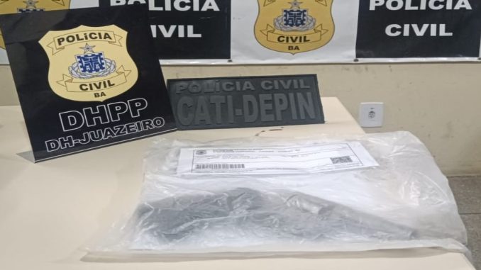 O homem foi autuado em flagrante por posse ilegal de arma de fogo